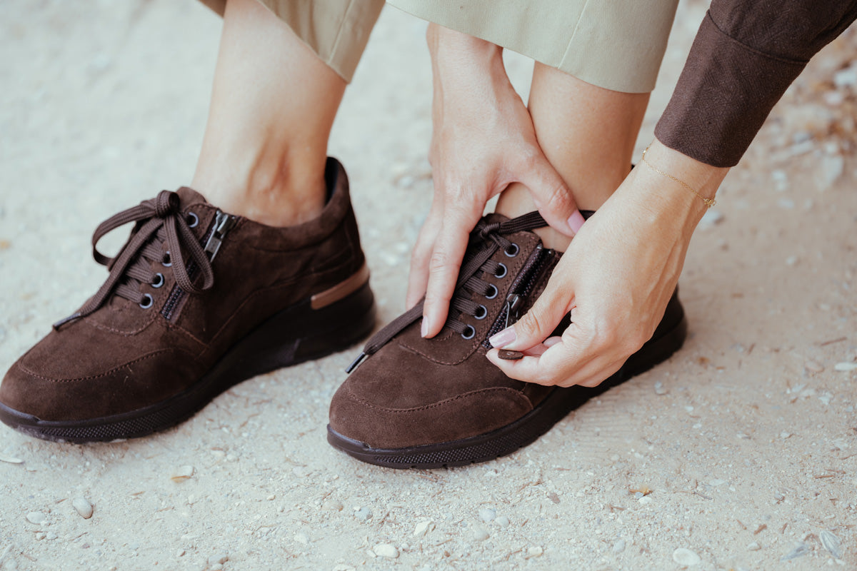 ZAPATO TOSCANA MARRÓN D'TORRES® DE PIEL SERRAJE Y HORMA ANCHA, CÓMODO PARA PIES DELICADOS