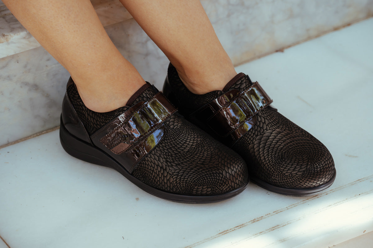 DULCE COLOR MARRÓN D'Torres®, ZAPATO PARA MUJERES, LINEA DiabCare®, DISEÑADO PARA PIES DELICADOS Y DIABETICO, HORMA AMPLIA H.